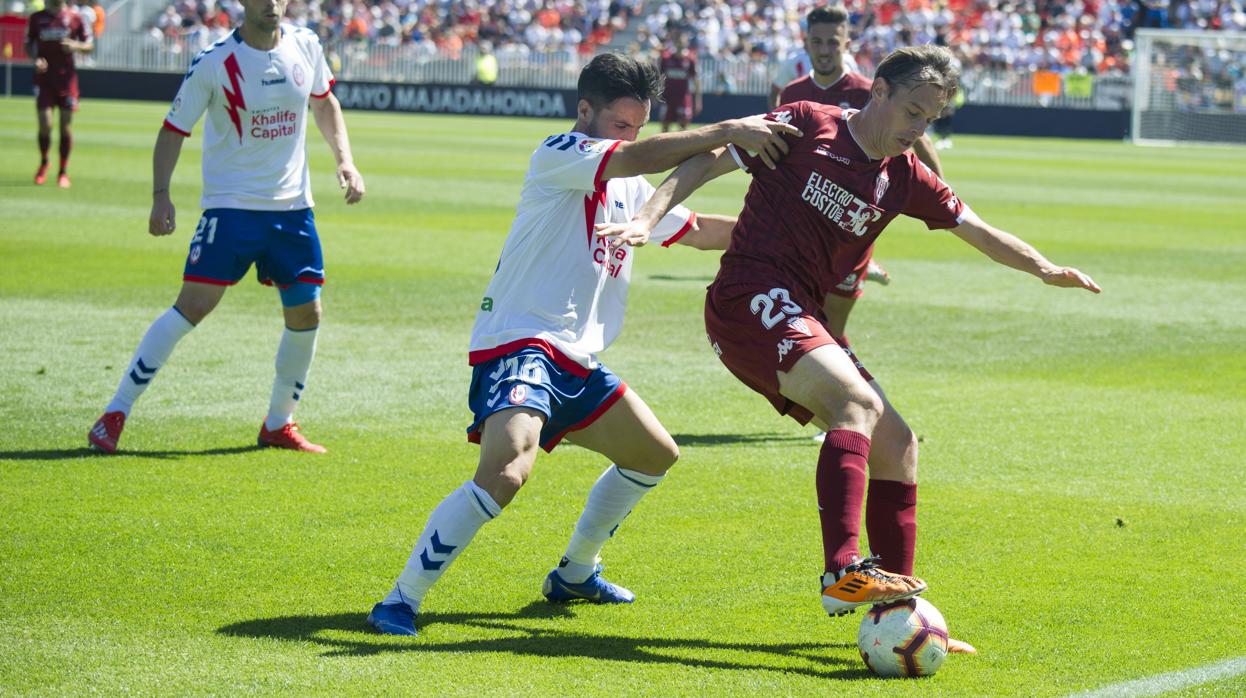Javi Lara, en una acción del Rayo Majadahonda-Córdoba CF