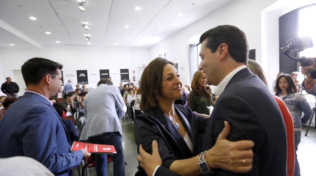 Isabel Ambrosio saluda a José María Bellido antes de un debate electoral