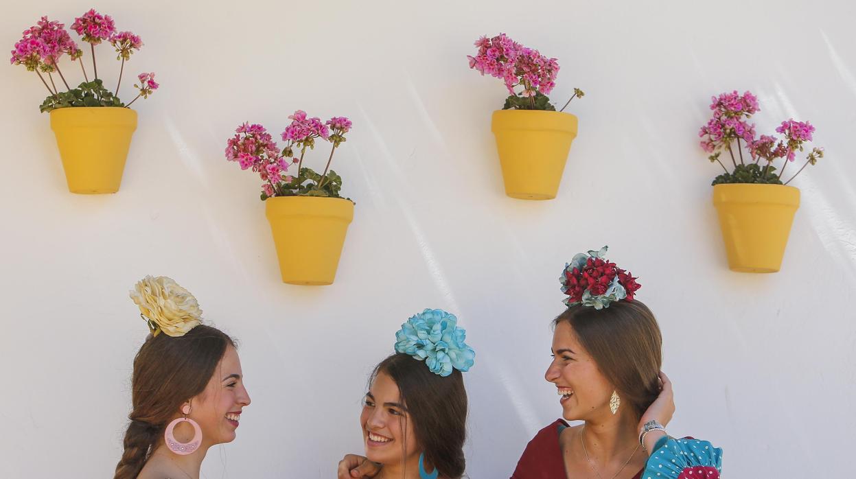 Tres jóvenes en la Feria de Nuestra Señora de la Salud de Córdoba 2019