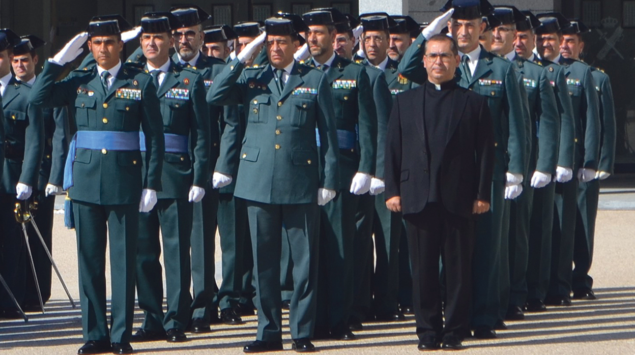 A la derecha, el presbítero cordobés Pablo Lucena junto a sus ex compañeros de la Guardia Civil