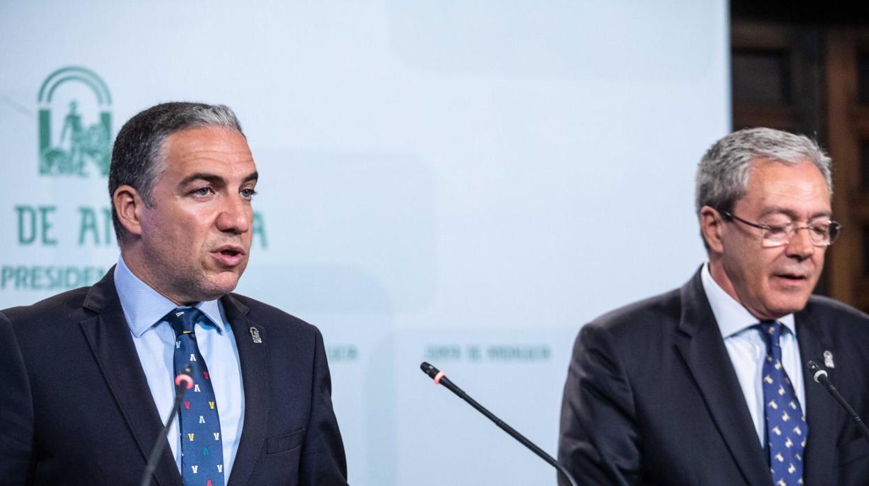 Elías Bendodo, portavoz del Gobierno andaluz, este martes junto al consejero de Economía, Rogelio Velasco