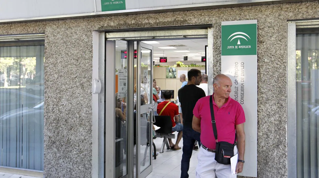 Un hombre espera su turno en la oficina del Servicio Andaluz de Empleo (SAE) de Colón