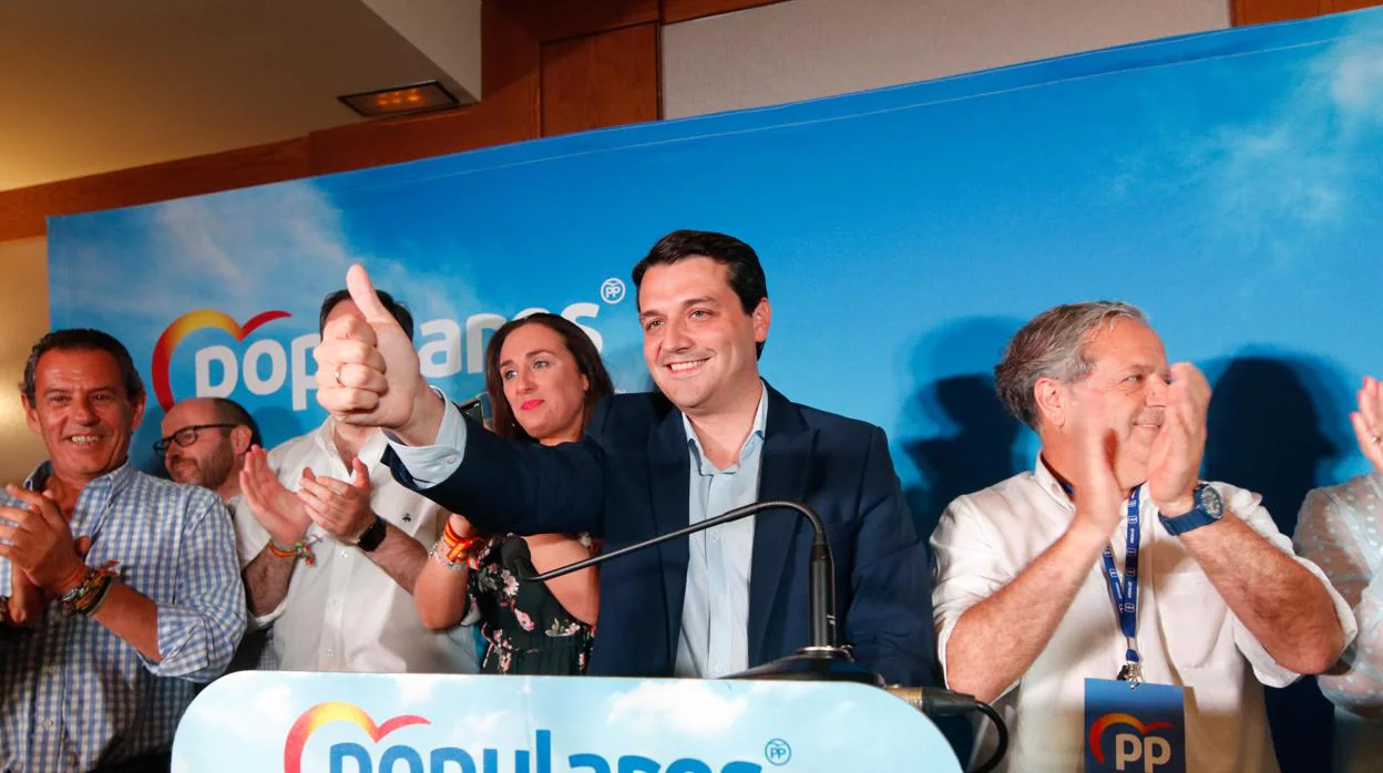 El candidato del PP, José María Bellido, celebra su victoria en las elecciones municipales de Córdoba