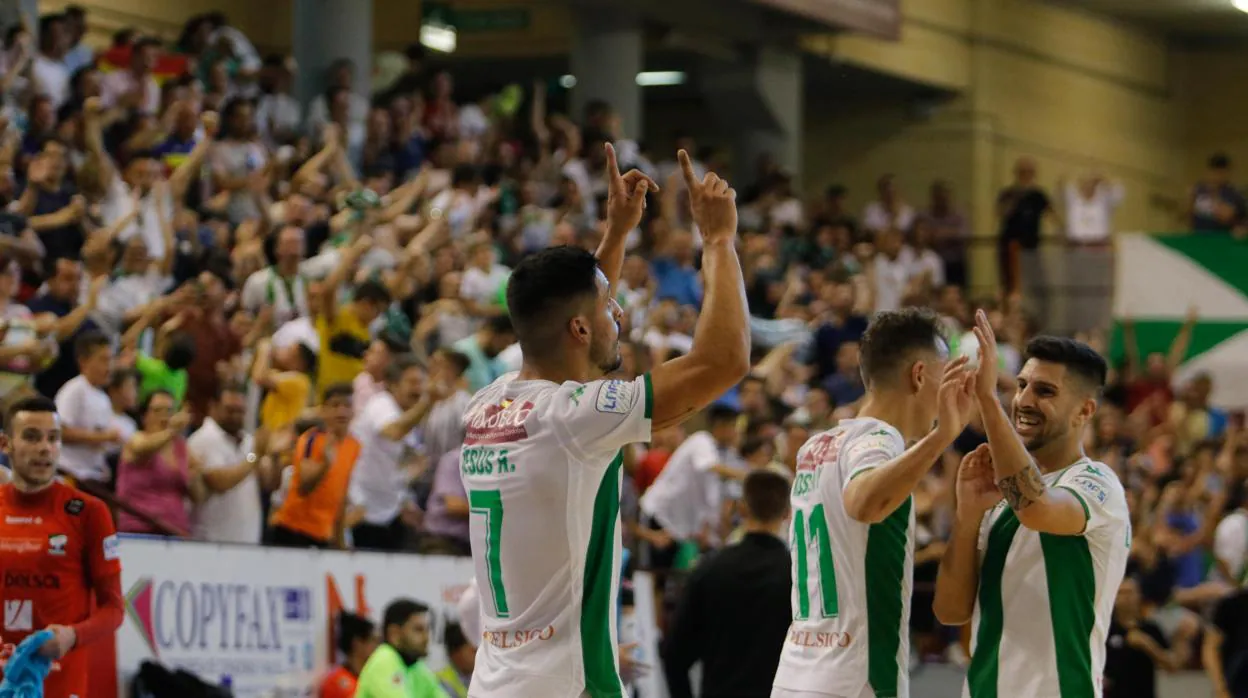 Jugadores y aficionados del Córdoba Futsal celebran la primera victoria ante el Mengíbar