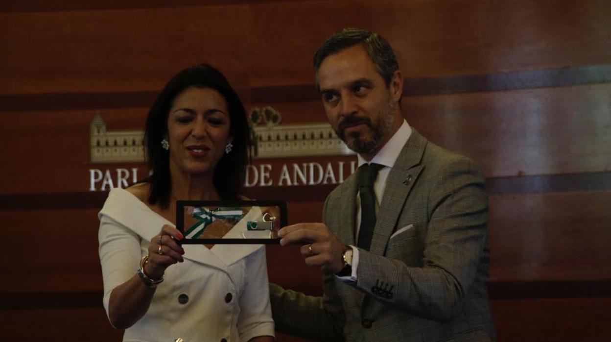 Bravo ha hecho entrega de los presupuestos en formato digital a la presidenta del Parlamento, Marta Bosquet