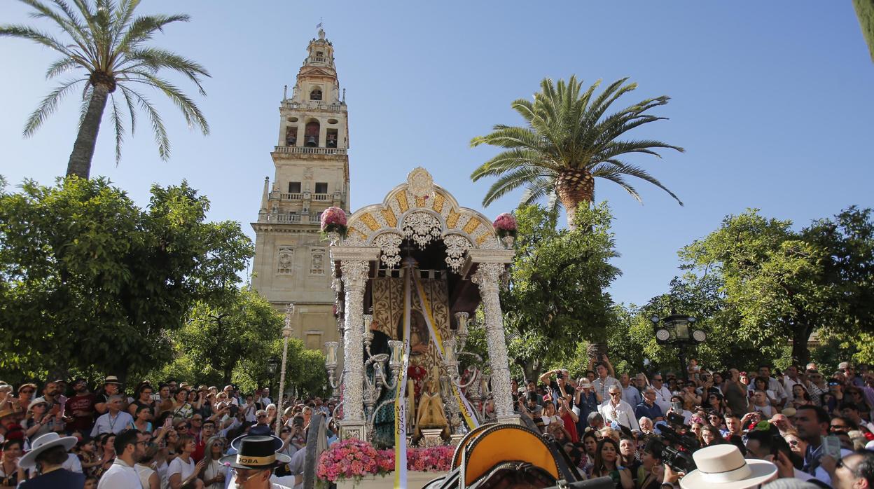 La carreta del simpecado, en el Patio de los Naranjos de la Mezquita-Catedral de Córdoba