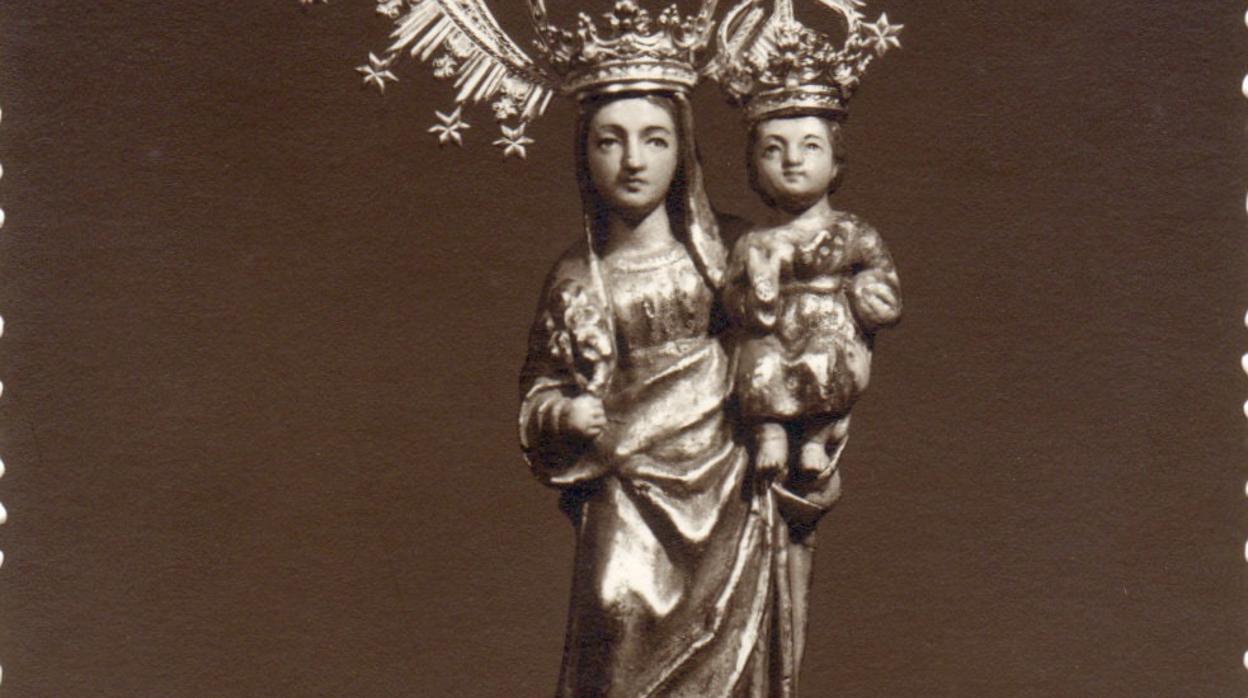 Imagen original de la Virgen de Villaviciosa de Córdoba, de talla completa y sin revestir de plata