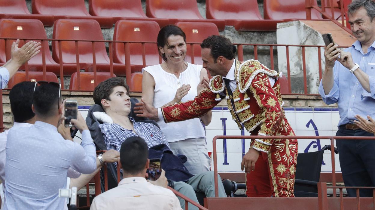 El torer Antonio Ferrera, tras subir a los tendidos a entregar su oreja a Eduardo