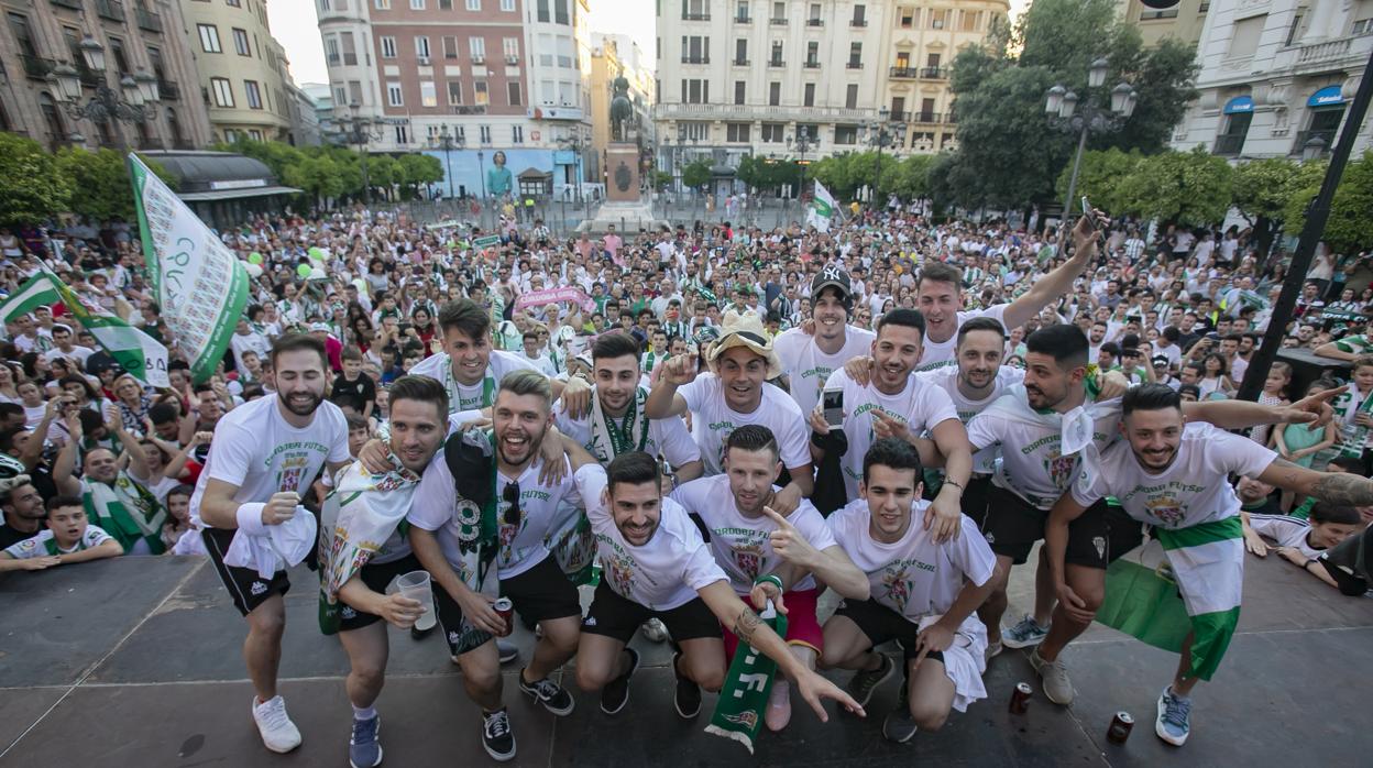 La plantilla del Córdoba Futsal, en la celebración en las Tendillas