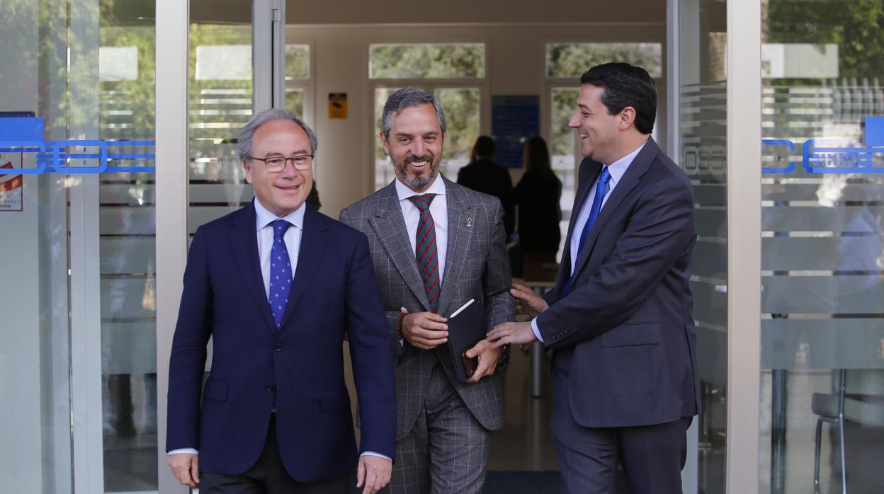 Antonio Díaz, Juan Bravo (consejero de Hacienda) y José María Bellido, en Córdoba