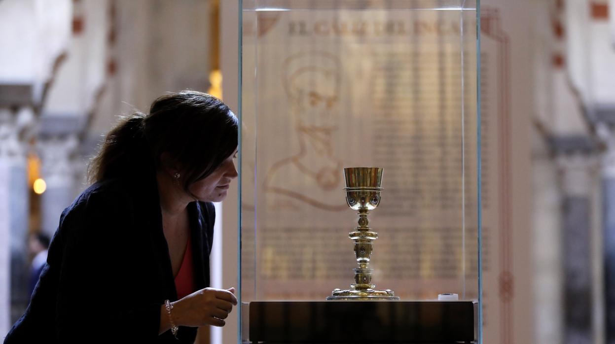 Una mujer observa el Cáliz del Inca en la exposición en la Mezquita-Catedral