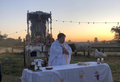 Los hermanos de la hermandad de Priego celebran una misa en el camino R.P.