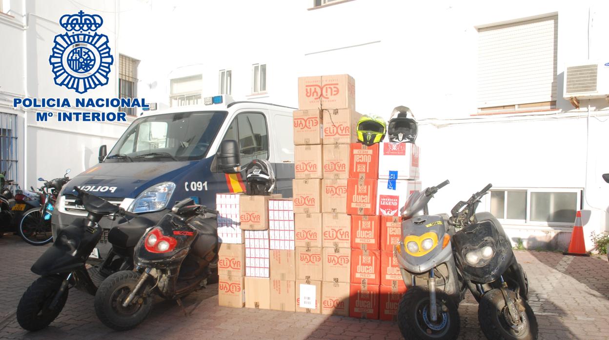 Imagen de tabaco y motos intervenidas por la Policía Nacional en La Línea de la Concepción