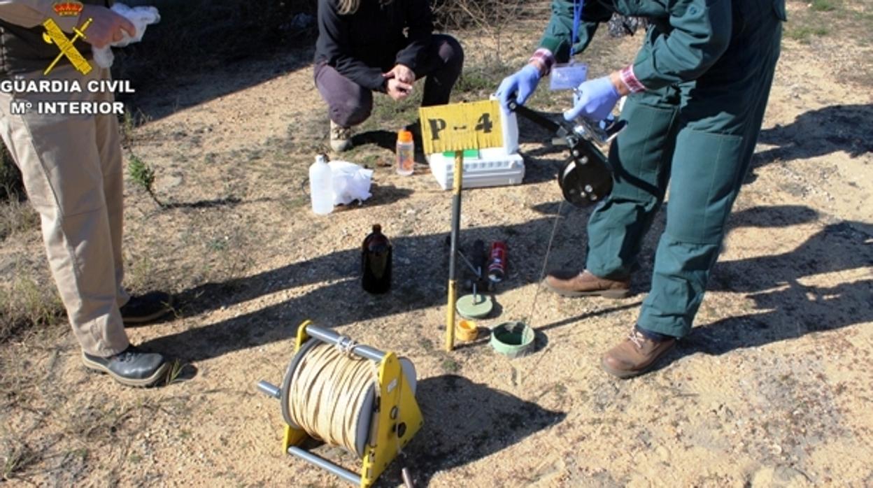 Agentes del Serpona toman muestras en la finca en la que se ubica la planta