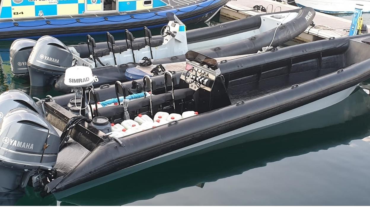 Imagen, en primer plano, de la narcolancha intervenida por la Policía de Gibraltar