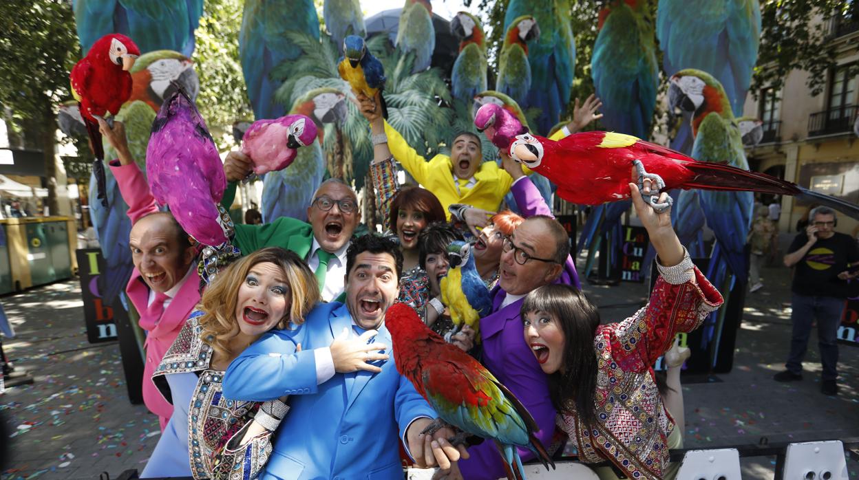 Actores y actrices de «Adiós, Arturo», en la presentación de la obra