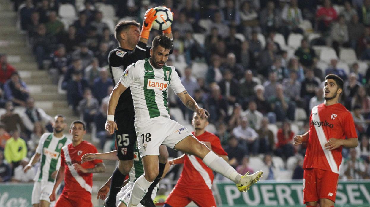 Josema salta con un rival del Sevilla Atlético en su primera temporada en el Córdoba CF