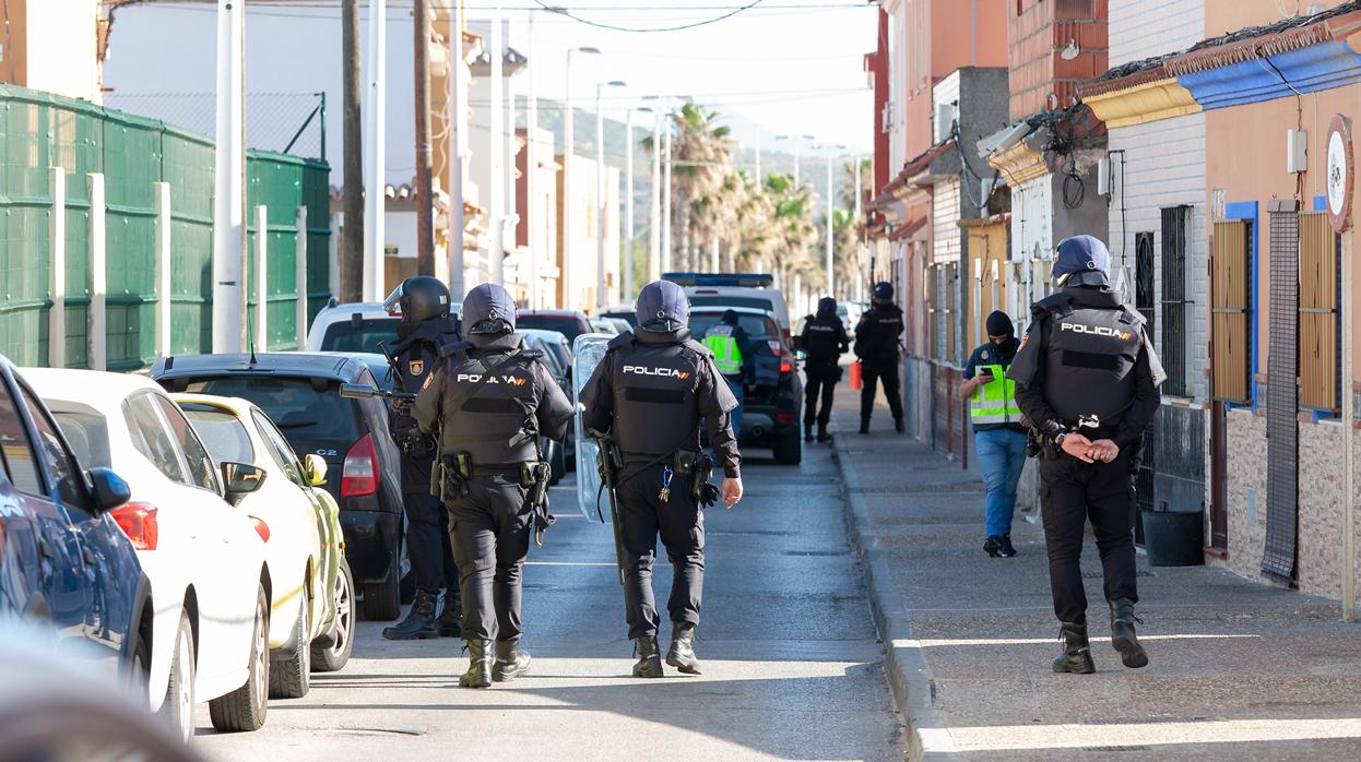 Agentes de la Policía durante la operación «Gasoil» llevada cabo en La Línea de la Concepción