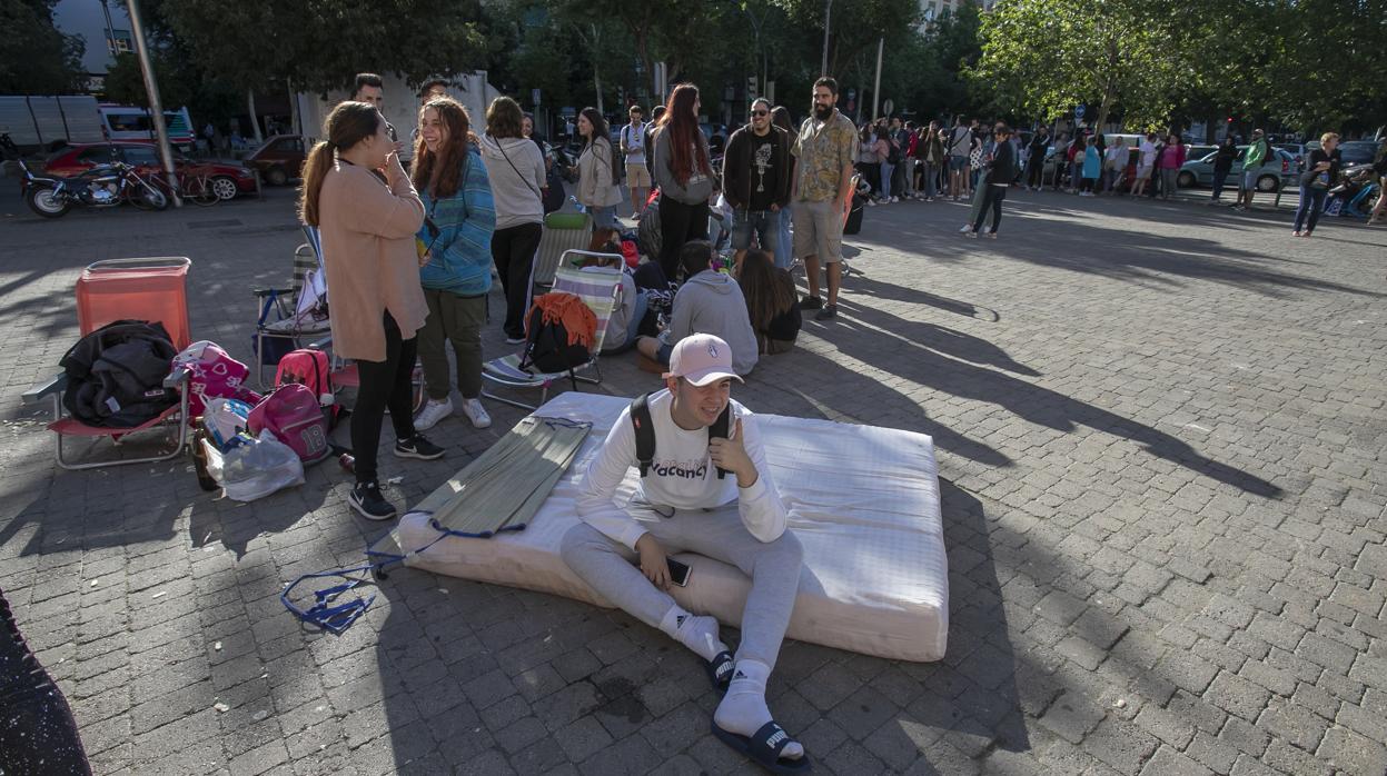 Cola para conseguir las entradas gratuitas del concierto de Rosalía en la Noche Blanca del Flamenco de Córdoba