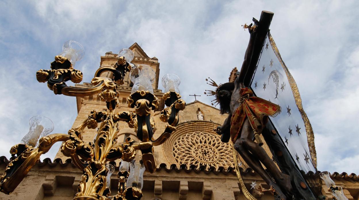 El Santísimo Cristo del Remedio de Ánimas frente a la parroquia de San Lorenzo Mártir el Lunes Santo