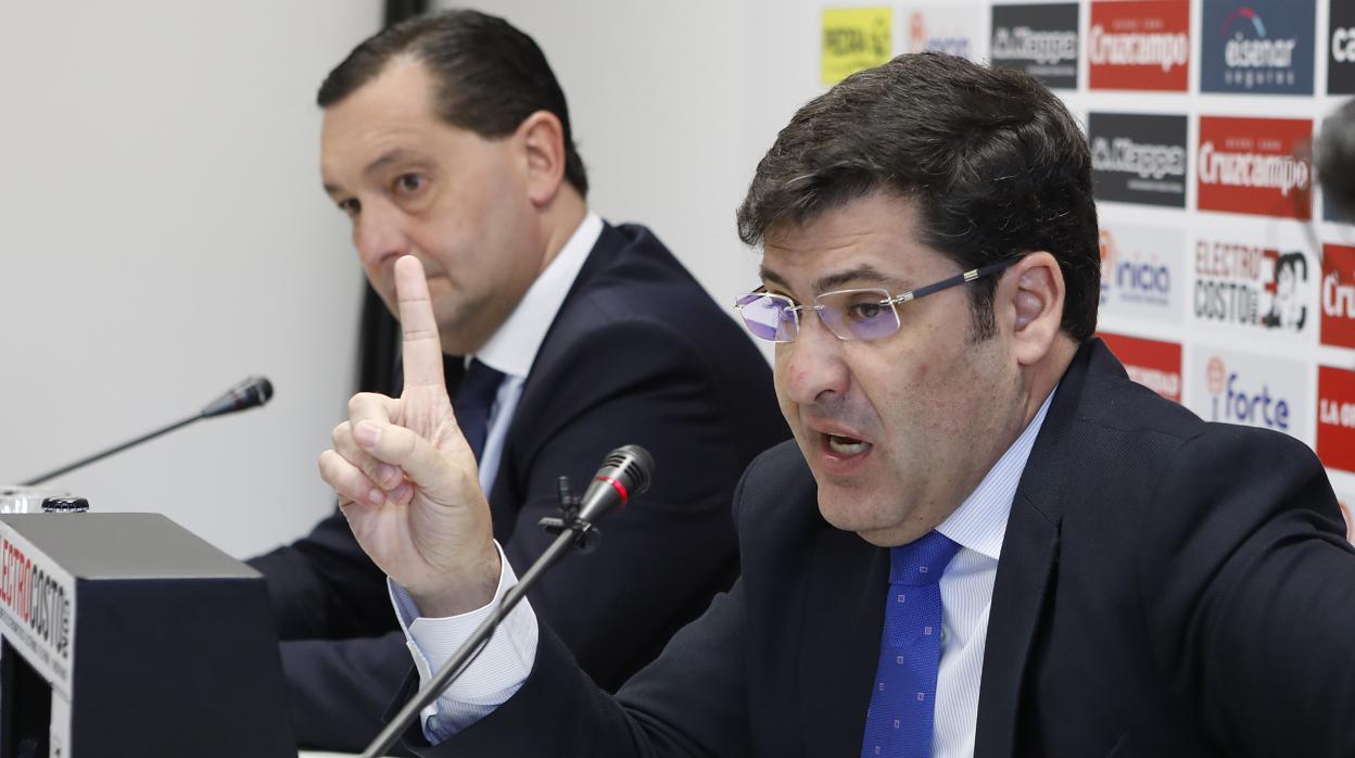 El presidente del Córdoba, Jesús León, junto al director general, Alfredo García Amado