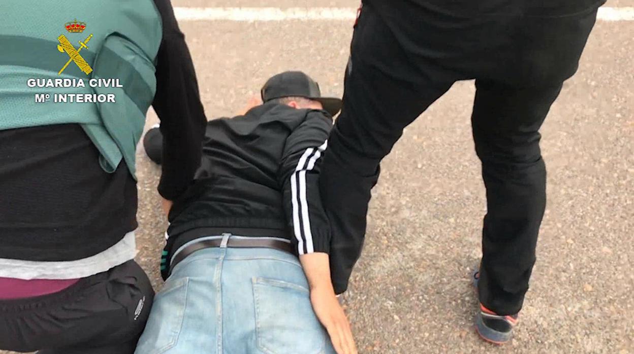 Momento de la detención de uno de los miembros de la banda criminal