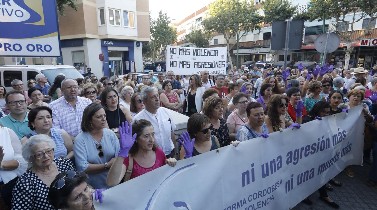 Concentración en Valdeolleros por la muerte de Ana Lucia da Silva