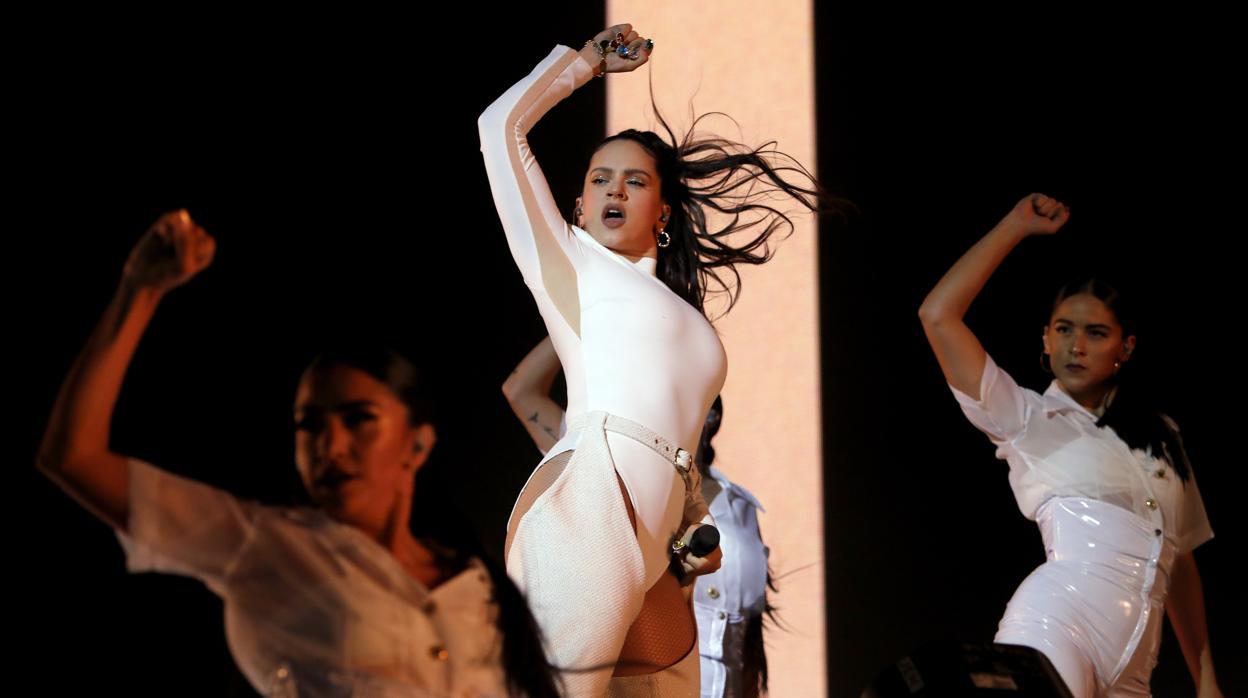 Rosalía durante su actuación en Córdoba