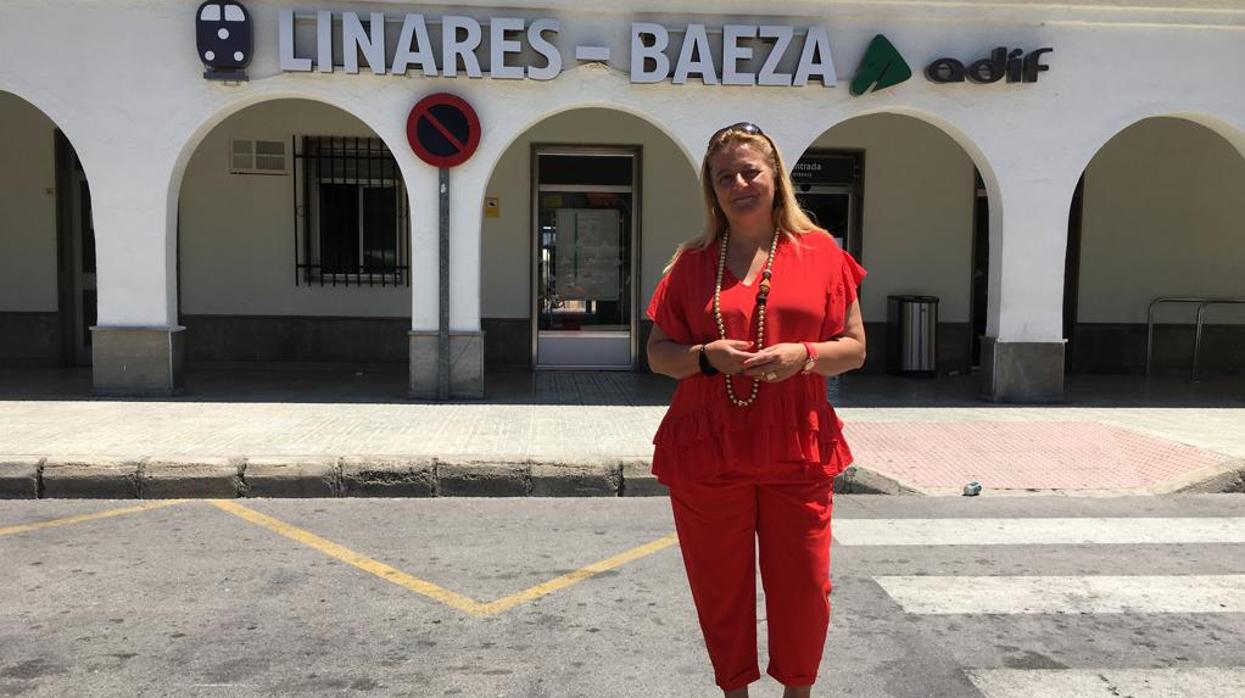 La diputada Ángela Hidalgo, en la estación Linares-Baeza