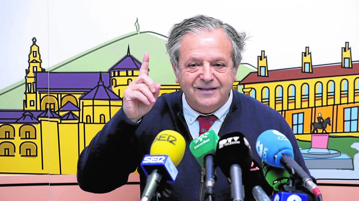 Salvador Fuentes en una rueda de prensa en el Ayuntamiento