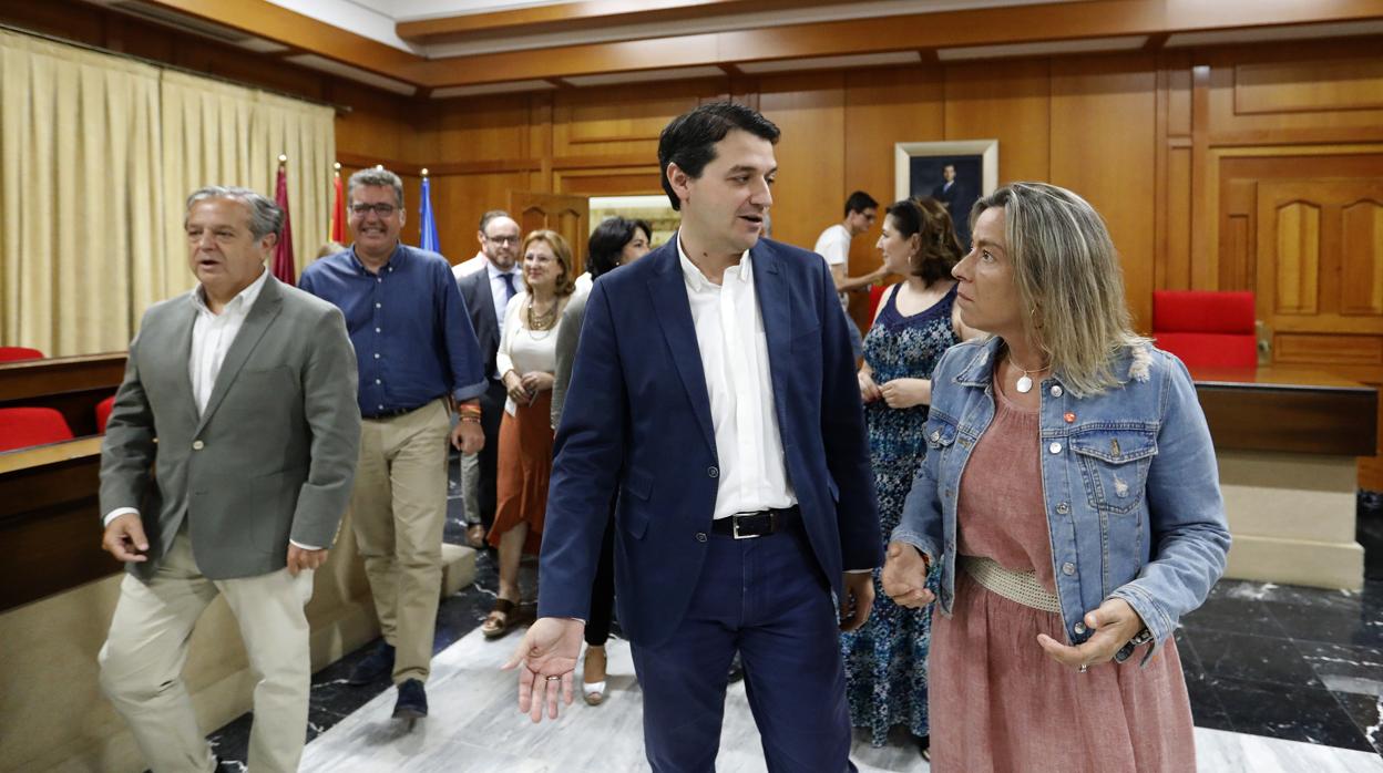 Bellido y Albás en primer término con su equipo de gobierno para el Ayuntamiento de Córdoba