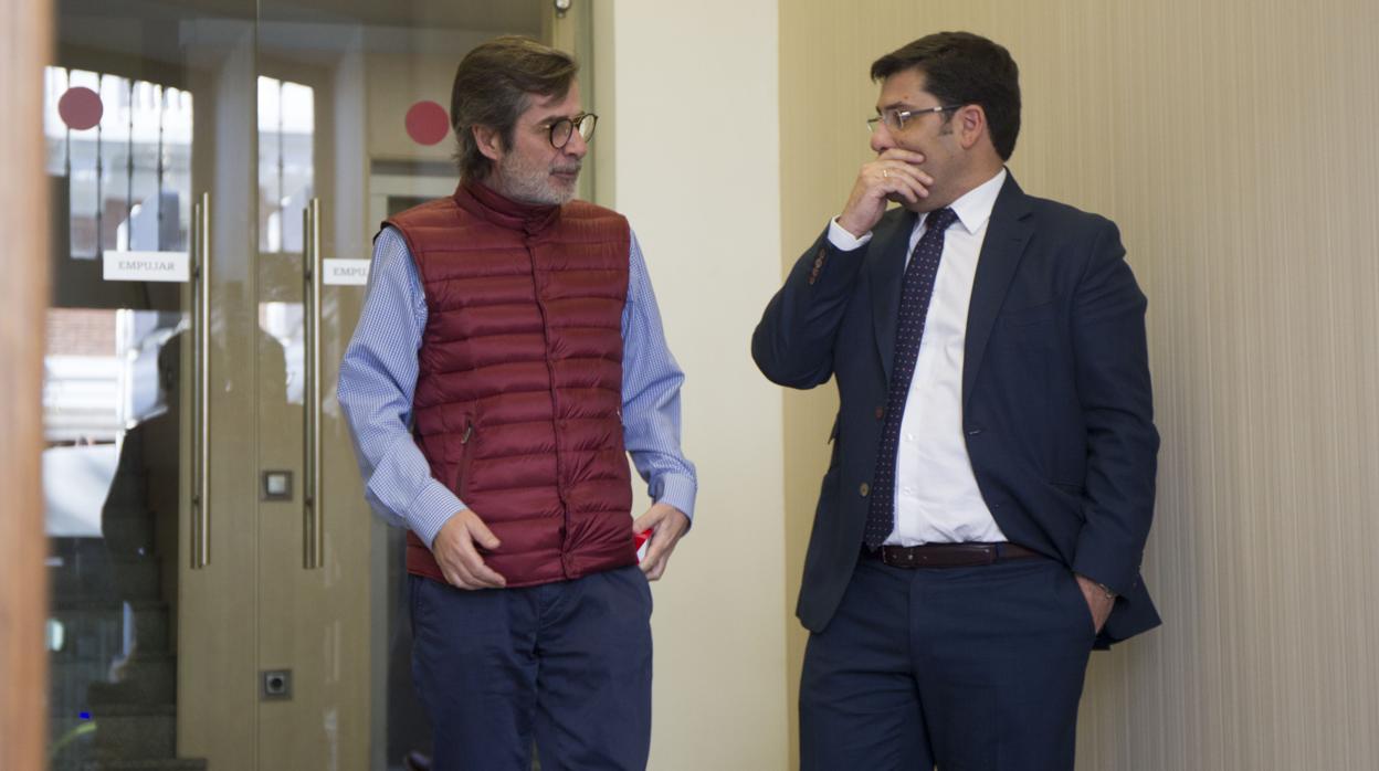 Carlos González y Jesús León, en enero de 2018 al firmar la compraventa del club