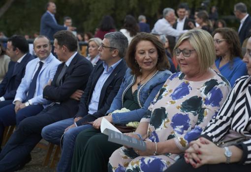 Carmen Crespo (PP) y Rocío del Mar Castellano (MdC) comentan el programa de mano, al fondo Julio Díaz (C's)