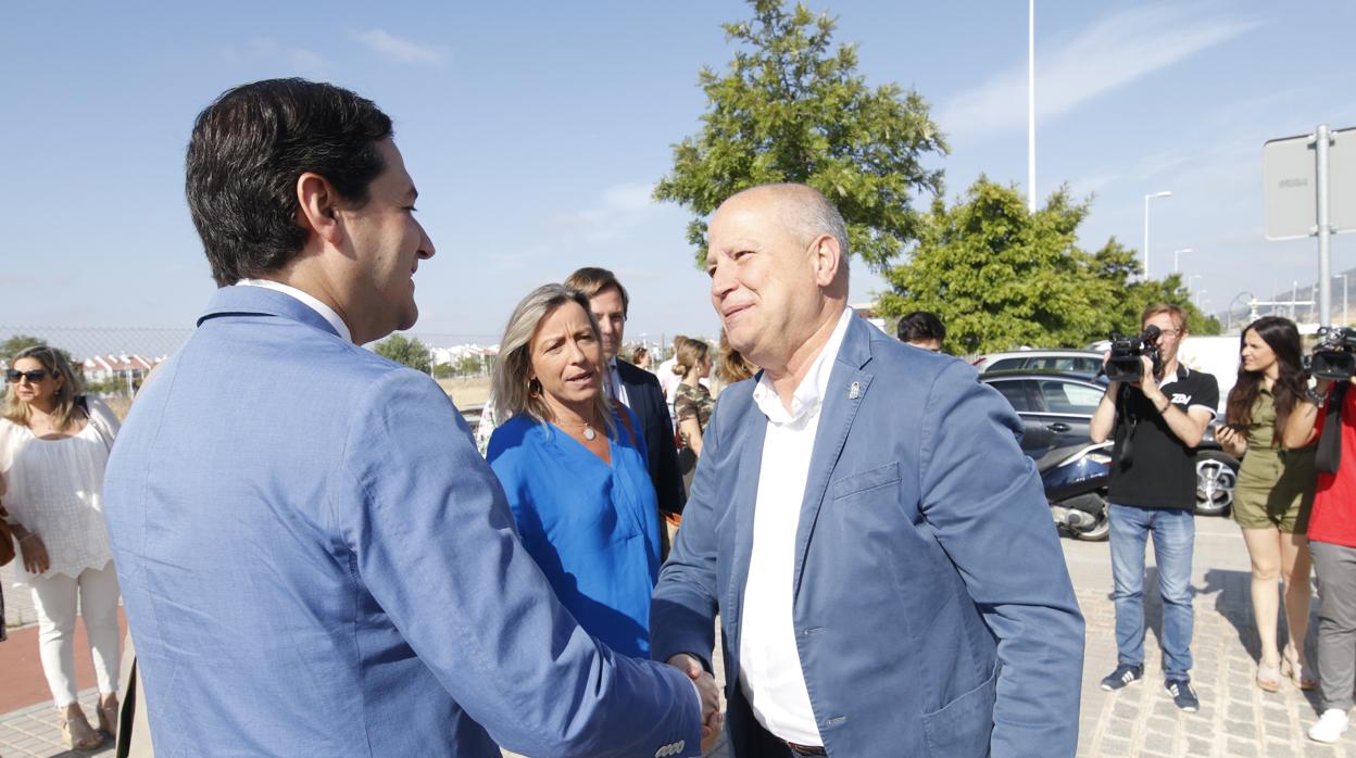 El consejero de Eduación, Javier Imbroda, saluda a José María Bellido en presencia de Isabel Albás