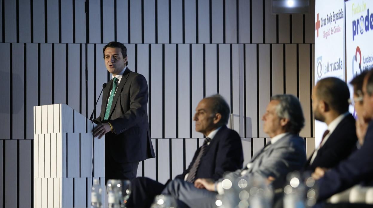 El alcalde se dirige al público durante la presentación