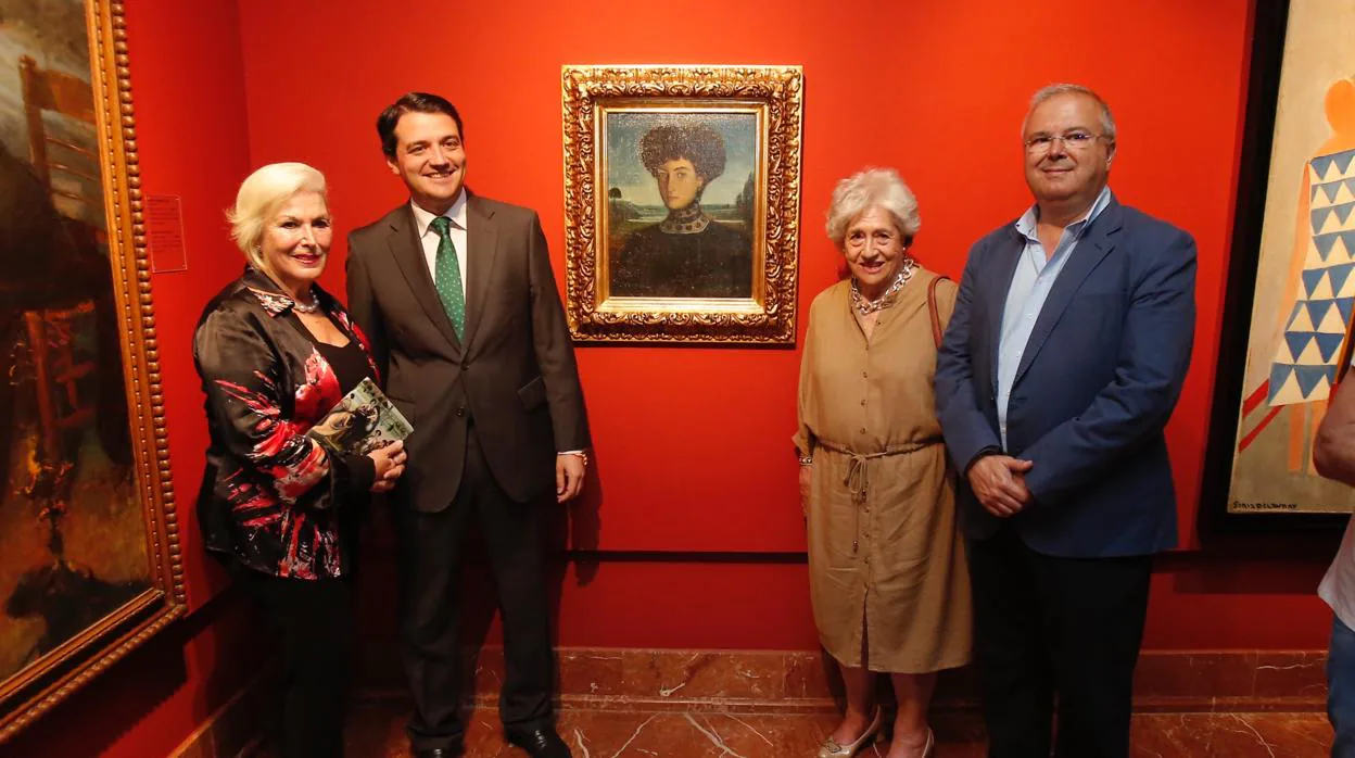 Mercedes Valverde, José María Bellido, Teresa Jiménez y Juan Miguel Moreno Calderón, ante el cuadro donado