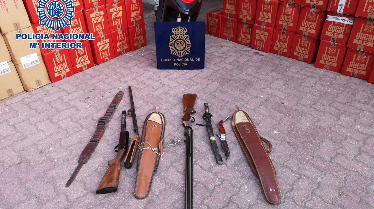 Imagen de las armas y parte del tabaco intervenido en esta operación