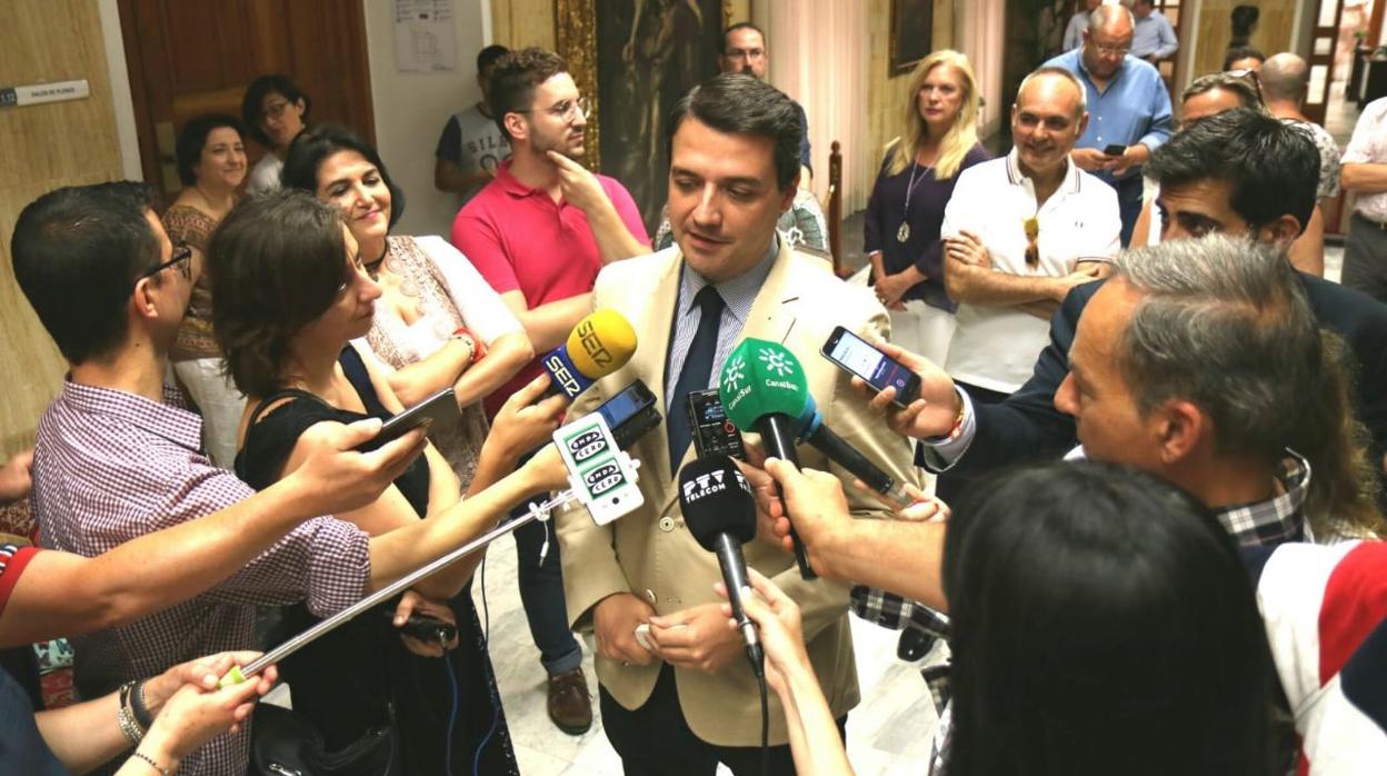 Bellido atiende a los medios