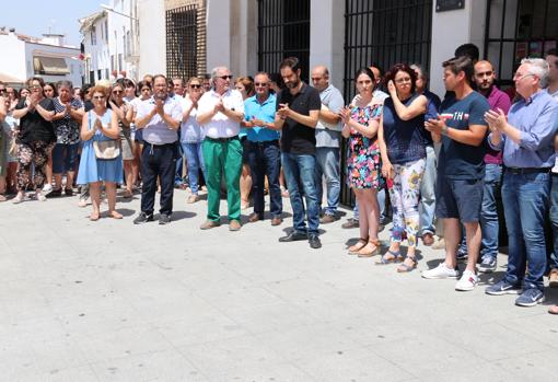 Concentración pra guardar un minuto de silencio en Castro por la muerte del joven