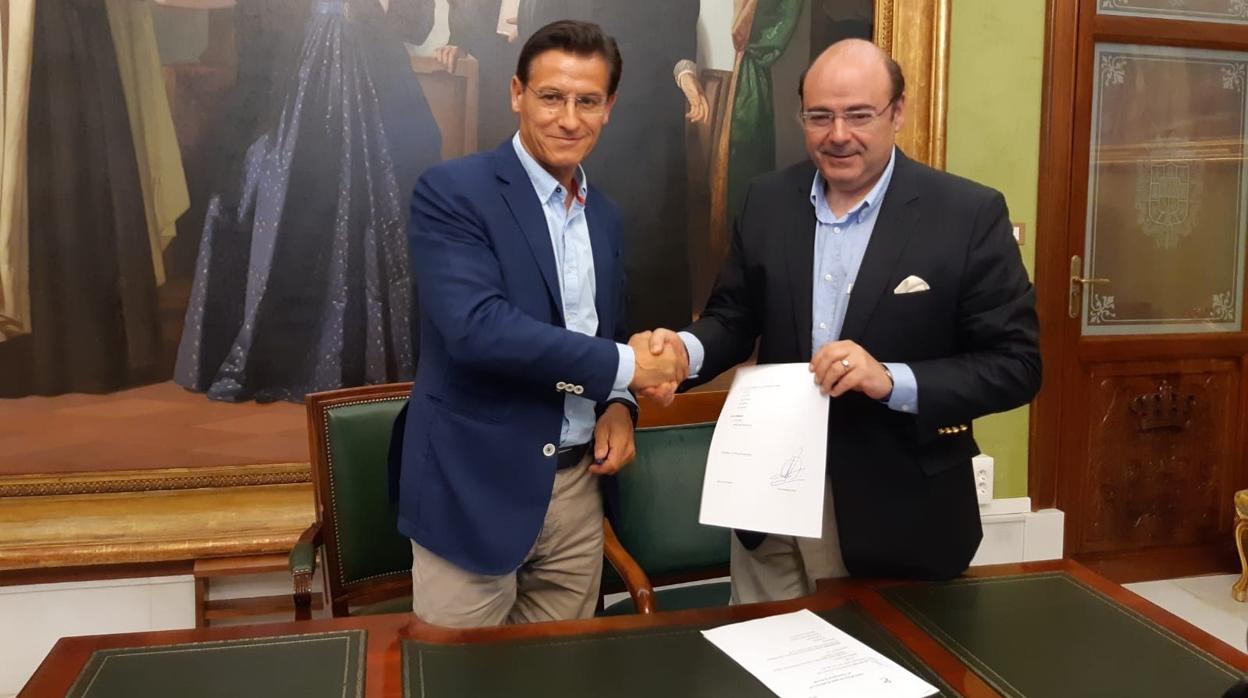 El alcalde de Ciudadanos en Granada, Luis Salvador, junto al popular Sebastián Pérez.