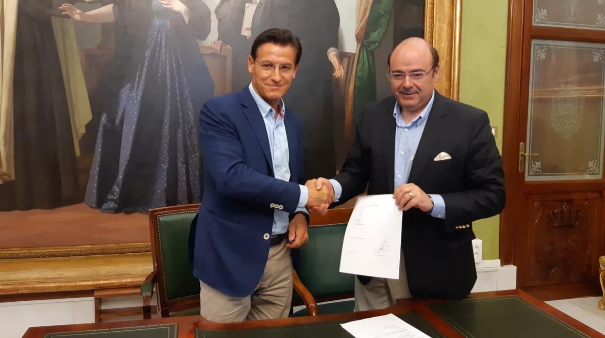 El alcalde de Ciudadanos en Granada, Luis Salvador, con el popular Sebastián Pérez.