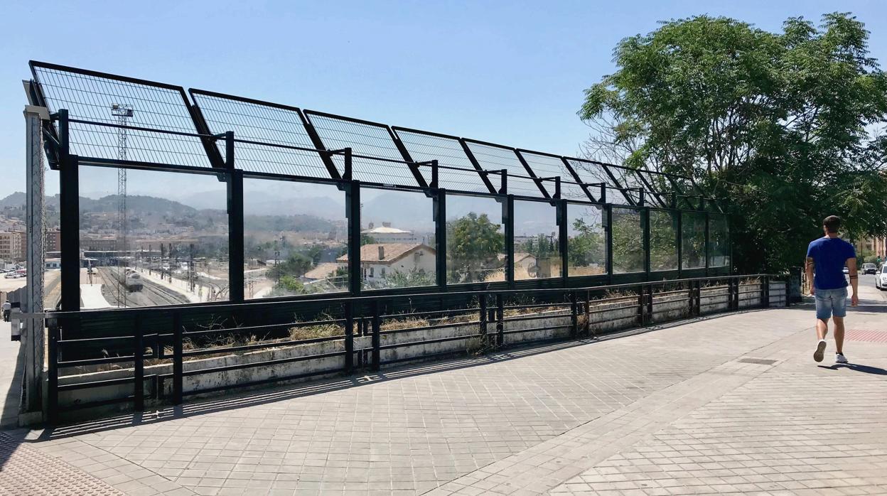 Las pantallas de metacrillato distorsionan las vistas de Granada desde el mirador
