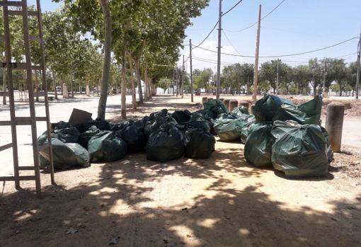 La basura sigue en el ferial de Granada más de una semana después del Corpus