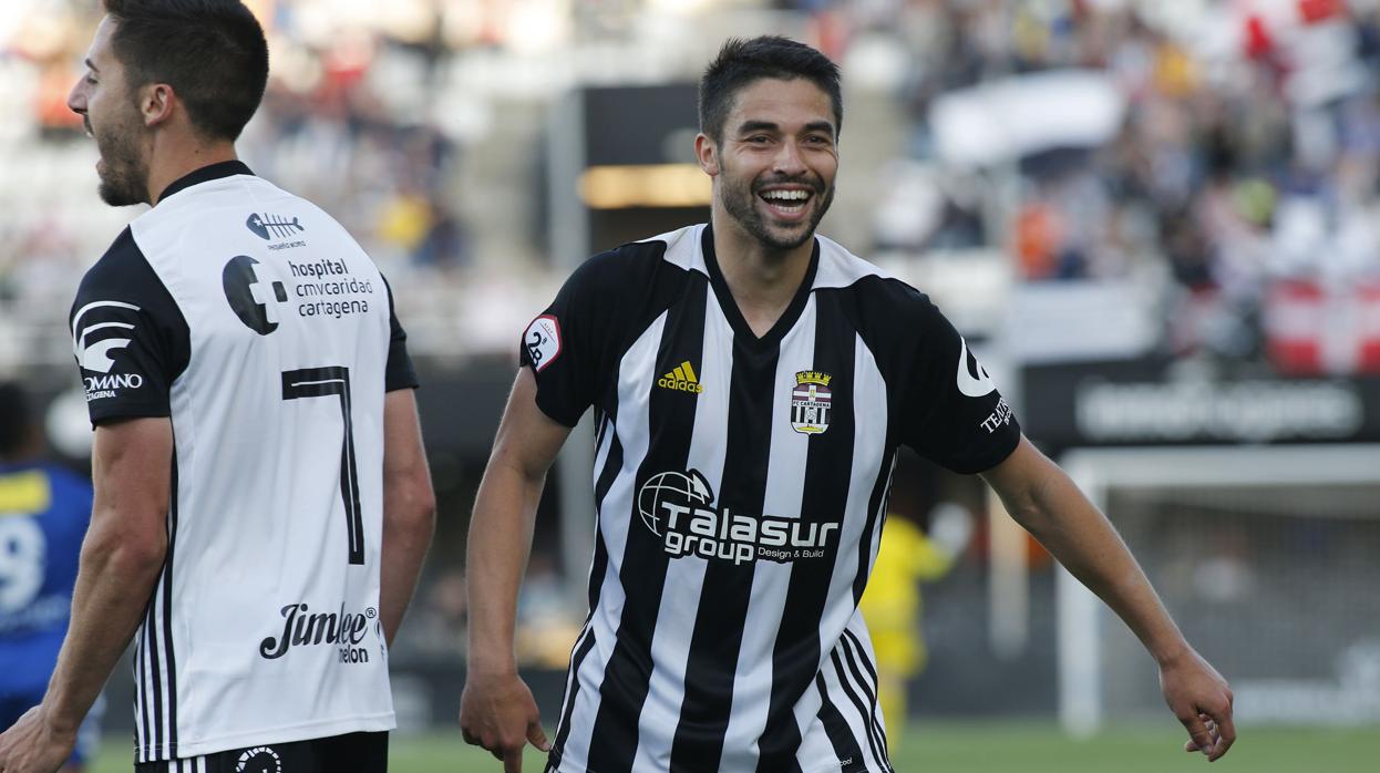 El lateral izquierdo Jesús Álvaro celebra un gol con el Cartagena junto a Moyita