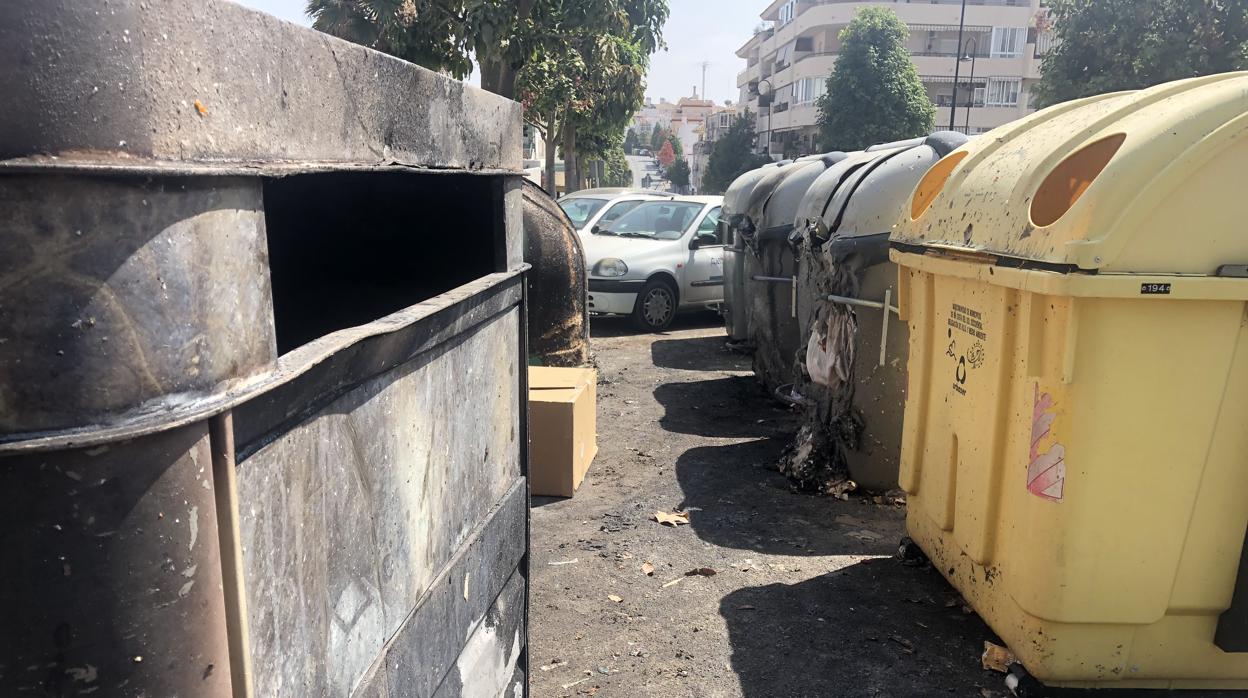 Contenedores quemados en Las Lagunas de Mijas