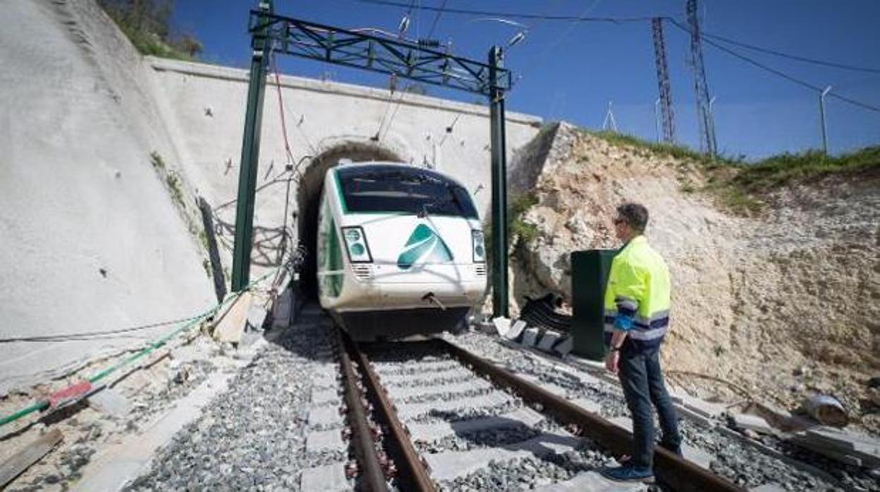 El AVE, a su paso por uno de los angostos túneles de Loja, en Granada.