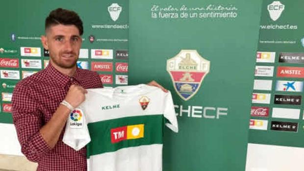 Córdoba CF | Javi Flores: «El fútbol son retos y asumo uno volviendo a casa tras muchos años»
