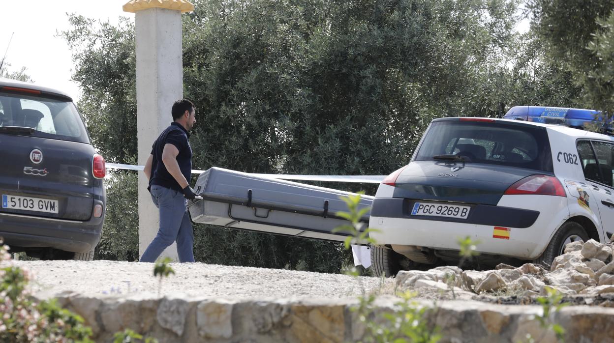 Traslado del cadáver de la víctima de Iznájar en el mes de junio