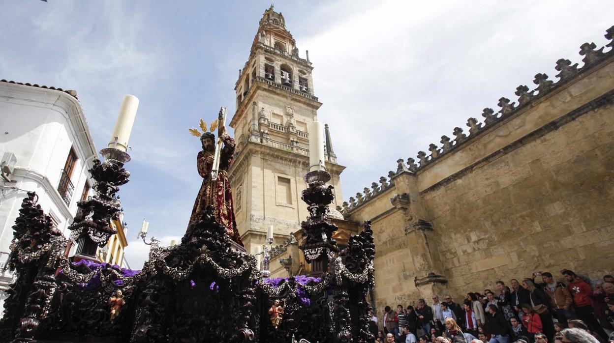 Jesús Nazareno, junto a la Catedral de Córdoba, en la procesión extraordinaria de 2013