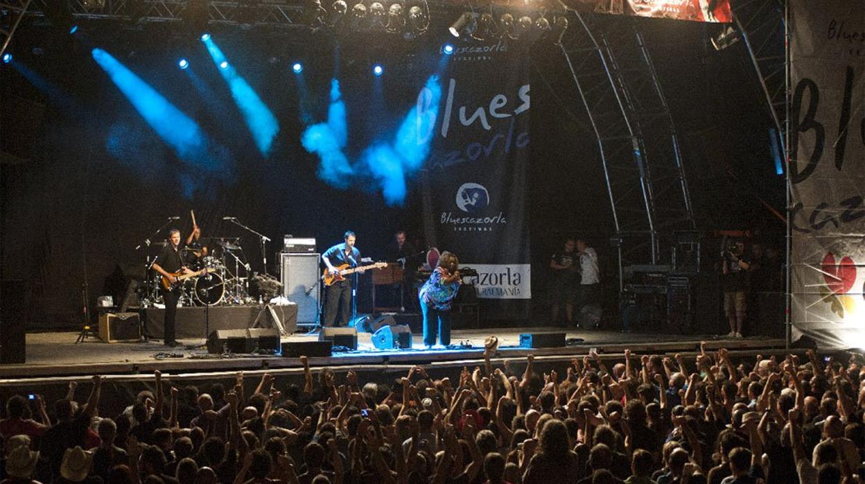 Miles de personas asisten a los conciertos enmarcados en el festival de blues de Cazorla